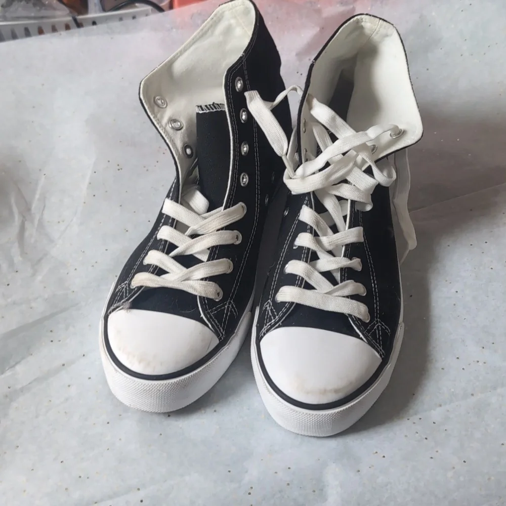 Black and White High-Top Sneakers Unisex Size 8.5 New